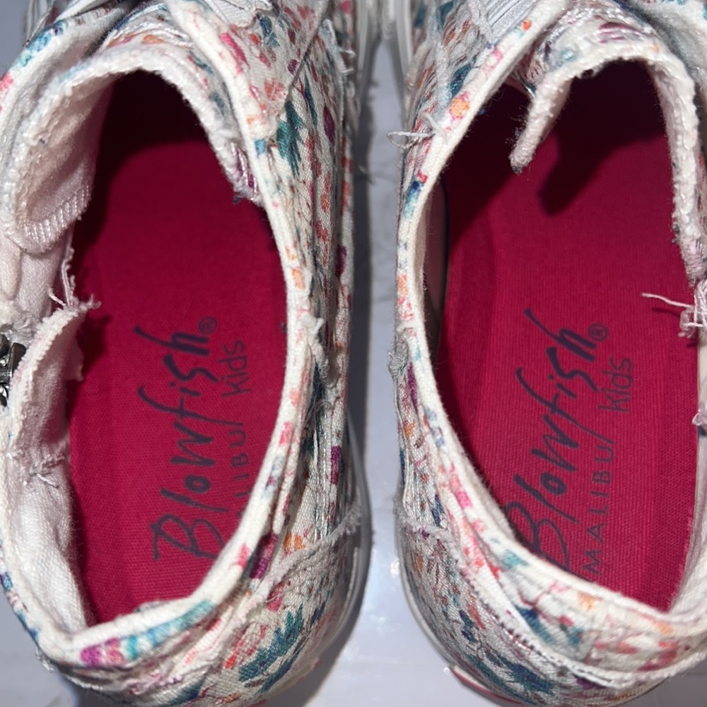 Super adorable Blowfish, raw hem high top, zip side floral print Tennies, Size 4 - Picture 2 of 9